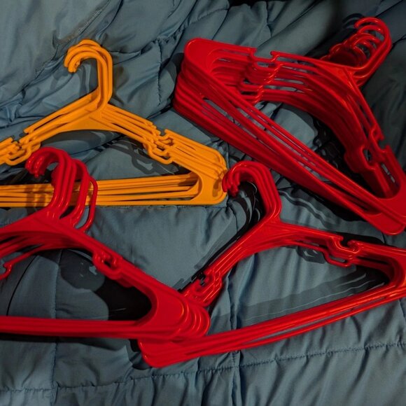 45 Plastic Hangers Red & Yellow - Picture 1 of 1